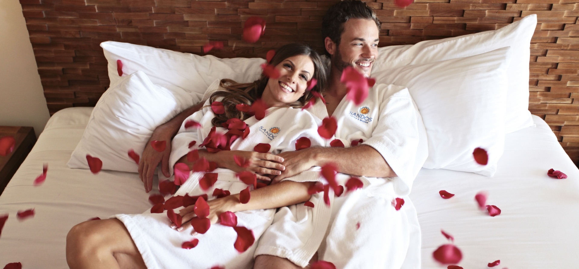 HONEYMOON COUPLE COUPLE HONEYMOON