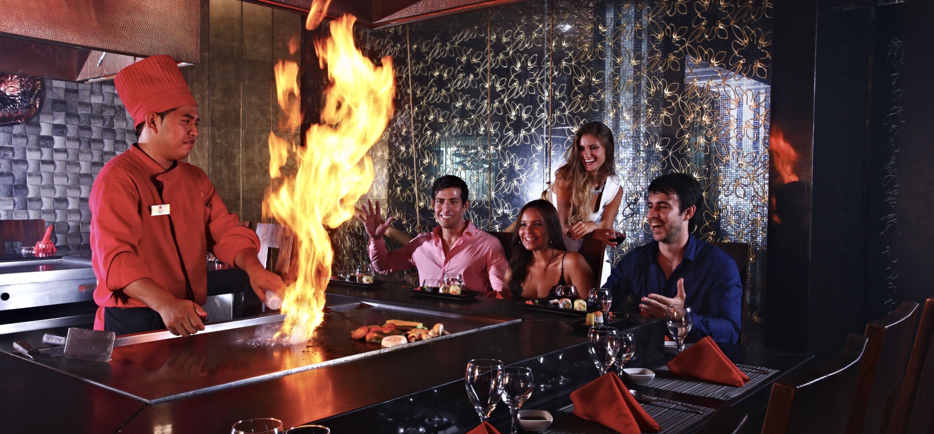 RESTAURANTS & BARS RESTAURANTS & BARS